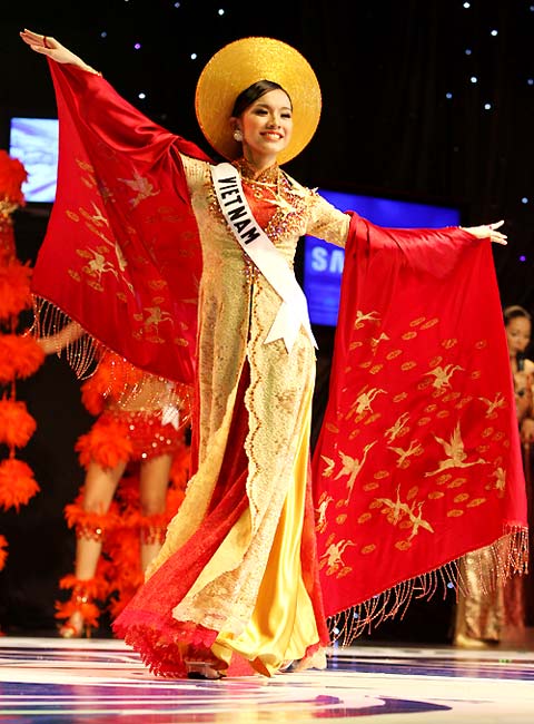 Điểm lại những tà Áo dài Việt Nam gây ấn tượng mạnh trong phần thi quốc phục tại Miss Universe