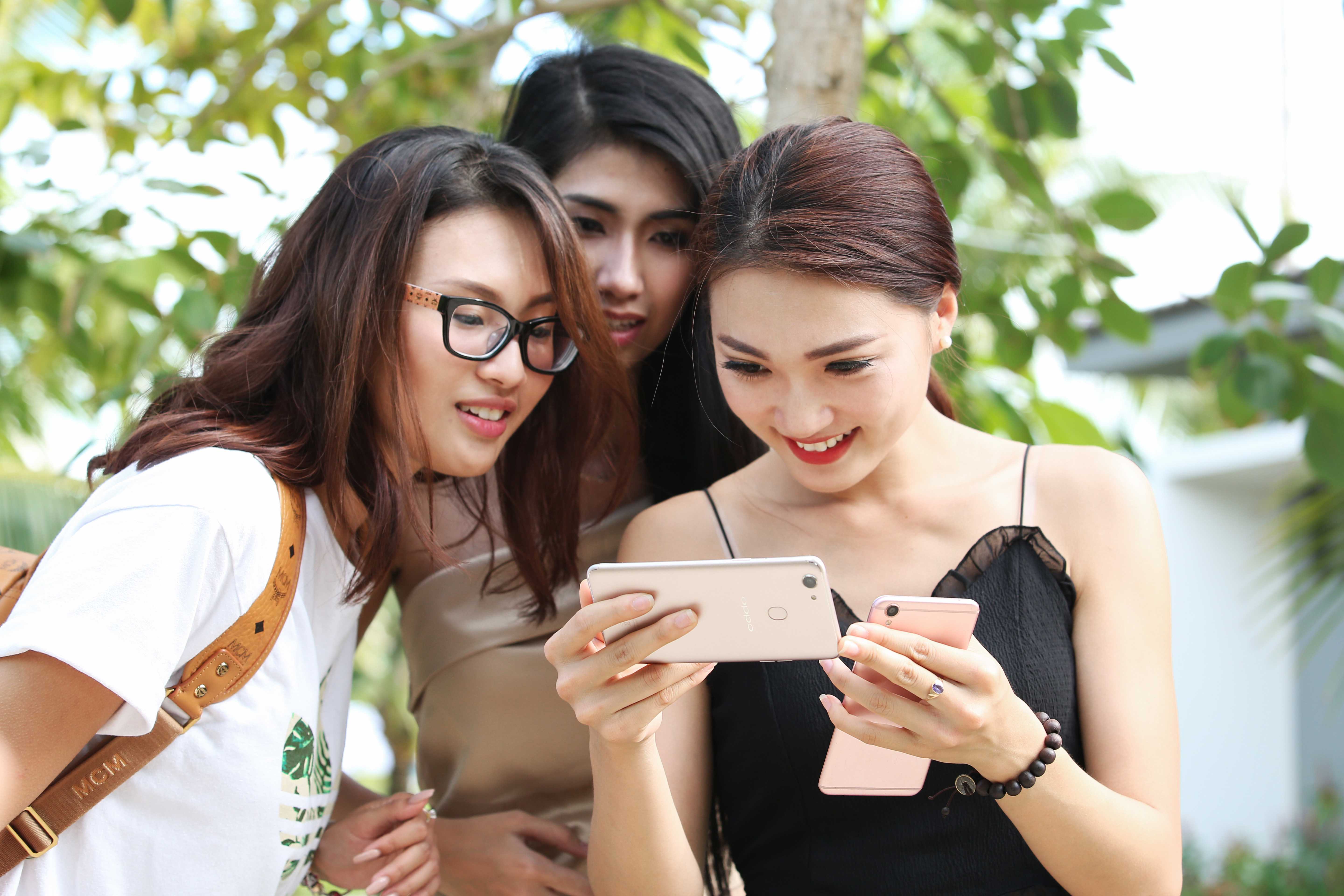 Thí sinh Hoa hậu Hoàn vũ Việt Nam sử dụng điện thoại OPPO để quay video truyền cảm hứng