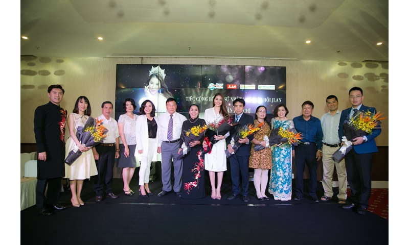 Phạm Hương mặc áo dài trắng giản dị, trao học bổng 1 tỉ đồng cho học sinh vượt khó