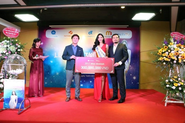 Á hậu Hoàng Thùy nhận giải thưởng Miss MobiTalk