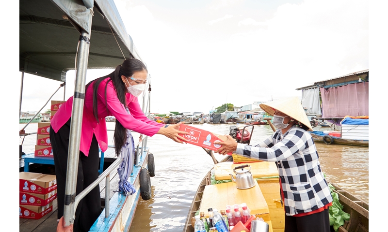 Á hậu Kim Duyên đồng hành cùng VIFON trao quà cho các bà con hộ nghèo vùng quê sông nước Miền Tây