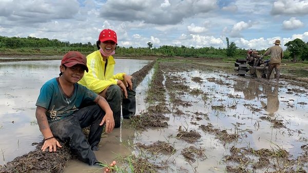 H'Hen Niê lại gây chú ý với hình ảnh đi dép tổ ong, ngồi bờ ruộng ăn cơm trưa