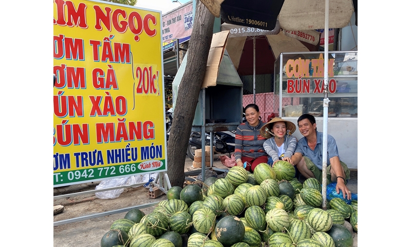 Á hậu Kim Duyên cùng ba mẹ tặng dưa hấu miễn phí