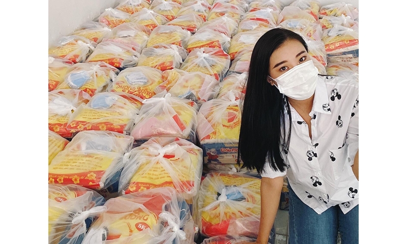 Á hậu Kim Duyên trao 300 phần quà cho người dân nghèo tại TPHCM