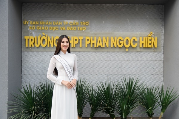 Á hậu Kim Duyên trao học bổng cho các em học sinh, sinh viên tại Cần Thơ