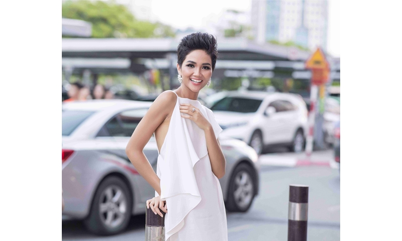 Hoa hậu H'Hen Niê khoe vóc dáng quyến rũ với kiểu tóc ngắn đầy biến hoá