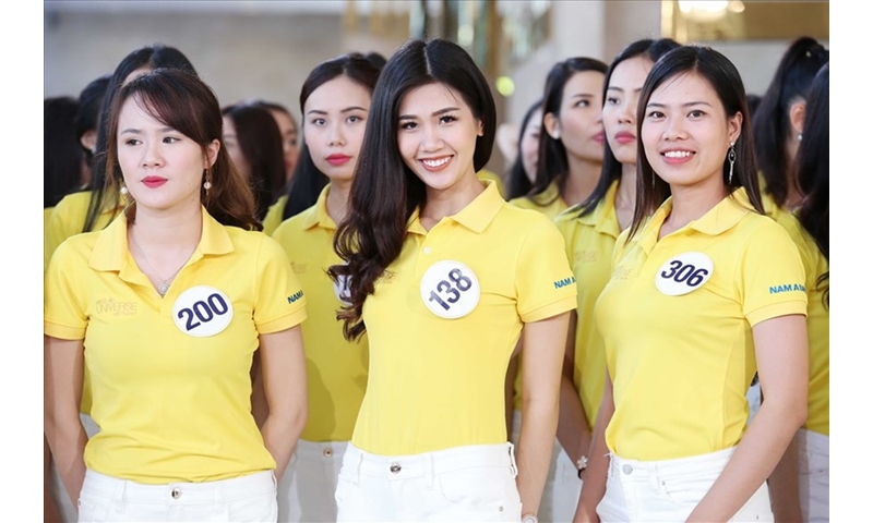 Hai á hậu chấm dự án cộng đồng của thí sinh Hoa hậu Hoàn vũ Việt Nam 2017