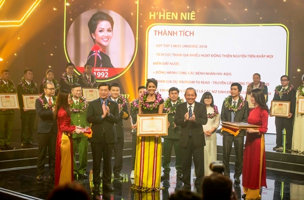 H'Hen Niê xúc động khi được Phó Thủ tướng trao giải Top 10 Gương mặt trẻ Việt Nam tiêu biểu