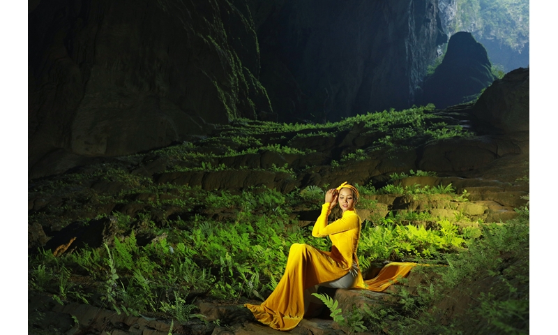 Hoa hậu H'Hen Niê mang Áo dài và đồ Êđê chụp ảnh trong hang Sơn Đoòng
