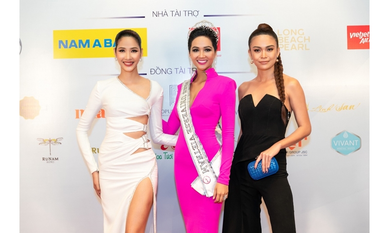 H'Hen Niê nổi bật với đầm hồng cánh sen, công bố trang phục dân tộc chính thức tại Miss Universe 2018