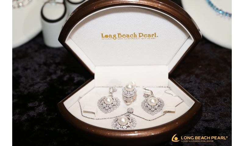 Các thí sinh Hoa Hậu Hoàn Vũ Việt Nam 2017 toả sáng cùng trang sức Long Beach Pearl