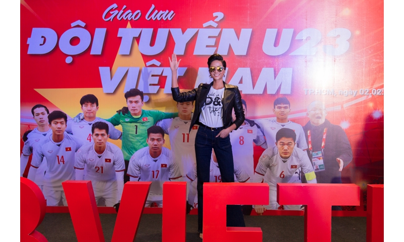 Hoa hậu H’hen Niê 'cười tít mắt' khi được gặp gỡ U23 Việt Nam