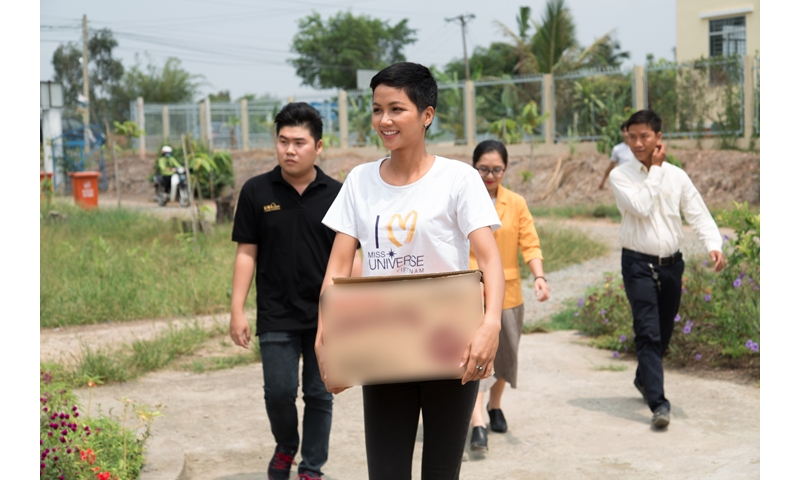 Chỉ với áo thun - quần jeans, Hoa hậu H'Hen Niê vẫn nổi bật khi đi từ thiện