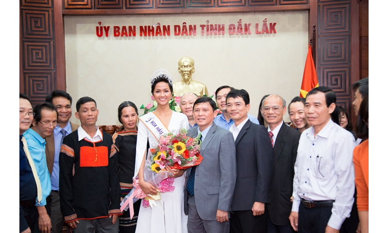 Trở về quê, Hoa hậu H'Hen Niê nhận được bằng khen và thưởng nóng 30 triệu đồng