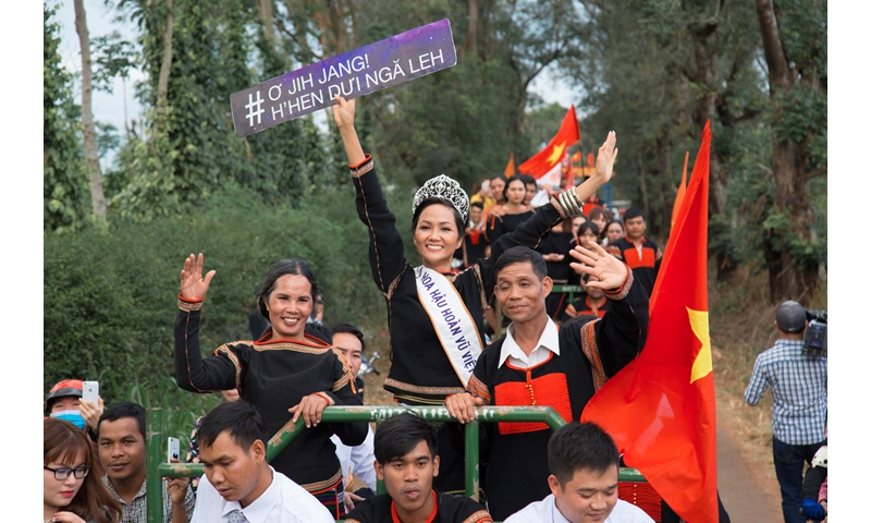 Không phải siêu xe sang trọng, Hoa hậu Hoàn vũ H'Hen Niê cưỡi công nông về với buôn làng!