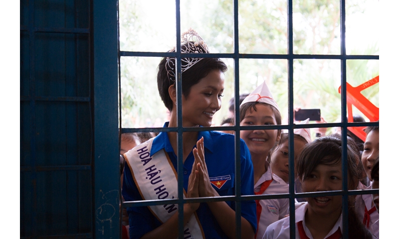 Tròn một tháng sau đăng quang, Hoa hậu H'Hen Niê làm được những gì?