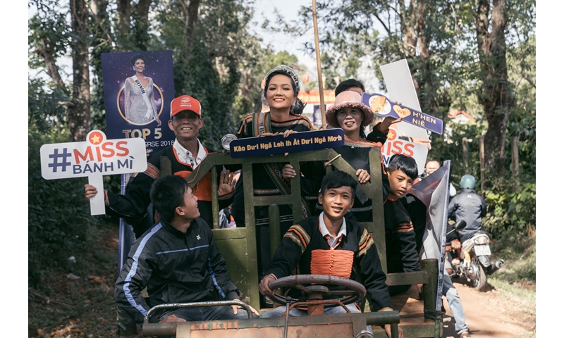 H'Hen Niê lái công nông khi về thăm quê sau khi đạt Top 5 Miss Universe