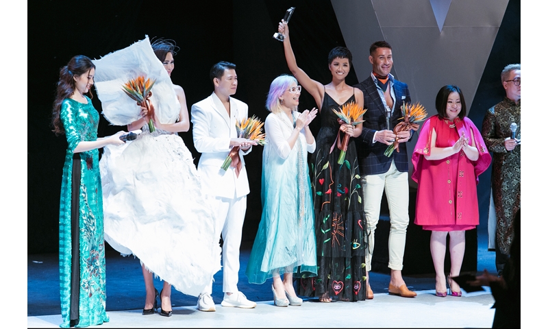 Hoa hậu H'Hen Niê diễn vedette kết thúc Vietnam International Fashion Week 2018