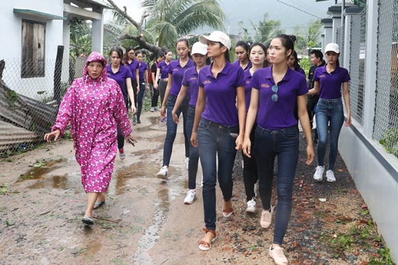 Phạm Hương, MC Phan Anh giúp đỡ và trao quà cho các gia đình gặp nạn trong bão số 12 