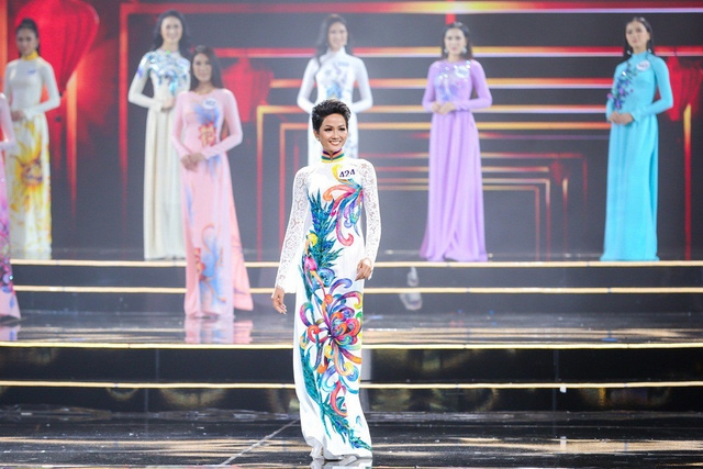 NTK Đinh Văn Thơ phản hồi về tranh cãi áo dài chung kết Hoa hậu Hoàn vũ