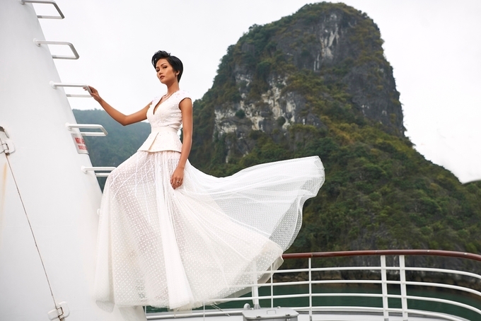 Hoa hậu H'Hen Niê khoe da rám nắng giữa biển trời Hạ Long