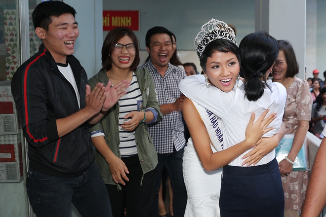 Tân hoa hậu H'Hen Niê xúc động ôm chầm lấy cô giáo khi về thăm trường cũ