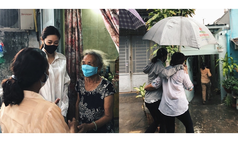 Hoa hậu Khánh Vân gây xúc động khi cùng mẹ ruột đội mưa tặng 200 phần quà cho người dân