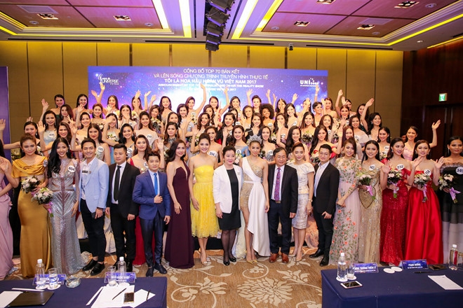 Top 70 Hoa hậu Hoàn vũ Việt Nam catwalk ngay trong họp báo ra mắt