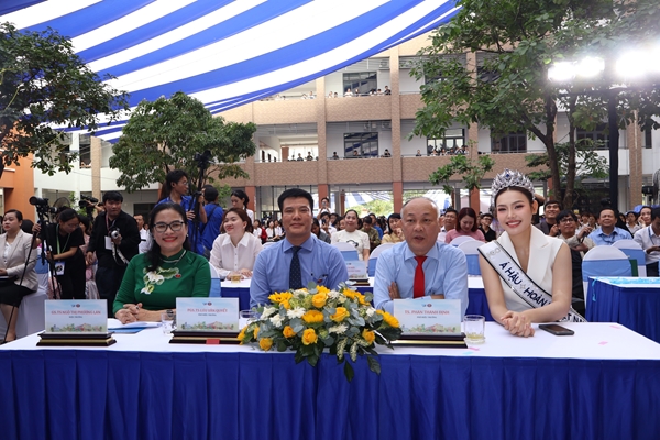 Á HẬU HOÀN VŨ VIỆT NAM 2025 ĐỖ CẨM LY XÚC ĐỘNG KHI HỘI NGỘ VỚI CÁC THẦY CÔ GIÁO CŨ TẠI MÁI TRƯỜNG NHÂN VĂN