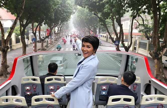 Hoa hậu H'hen Niê duyên dáng trong hành trình Tri ân tại Hà Nội