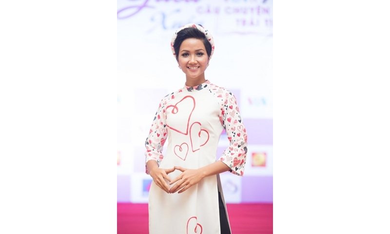 H’Hen Niê: Hoa hậu tóc ngắn, da nâu chăm diện áo dài nhất Việt Nam!