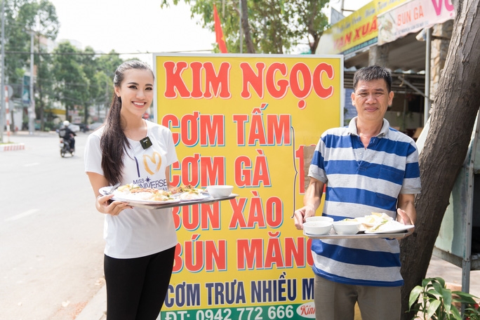 xúc động hình ảnh Á hậu Kim Duyên phụ gia đình bán cơm