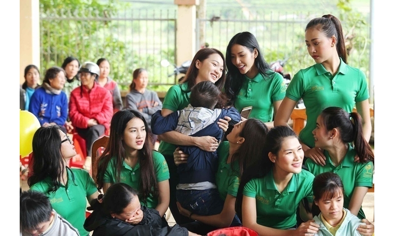 Những khoảnh khắc đẹp trong chuyến từ thiện đáng nhớ của Top 45 Hoa hậu Hoàn vũ Việt Nam
