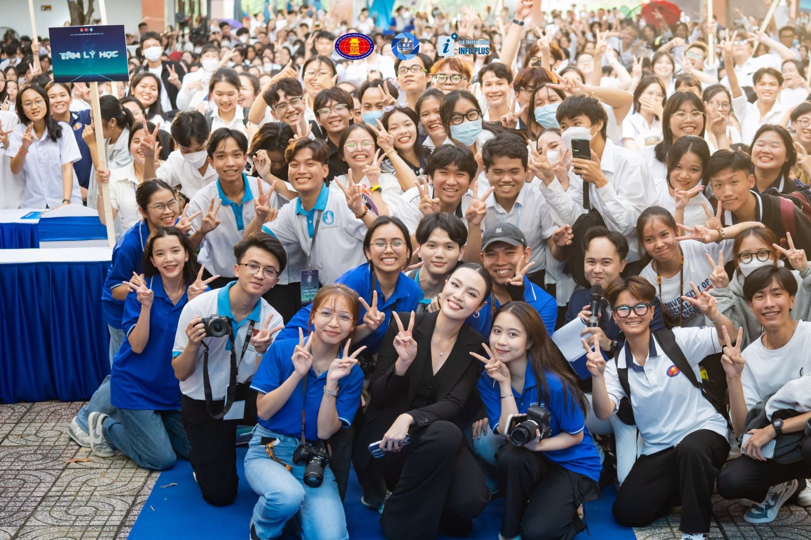 Á HẬU THỦY TIÊN TRUYỀN CẢM HỨNG TỚI HÀNG NGÀN TÂN SINH VIÊN TRONG NGÀY LỄ KHAI GIẢNG