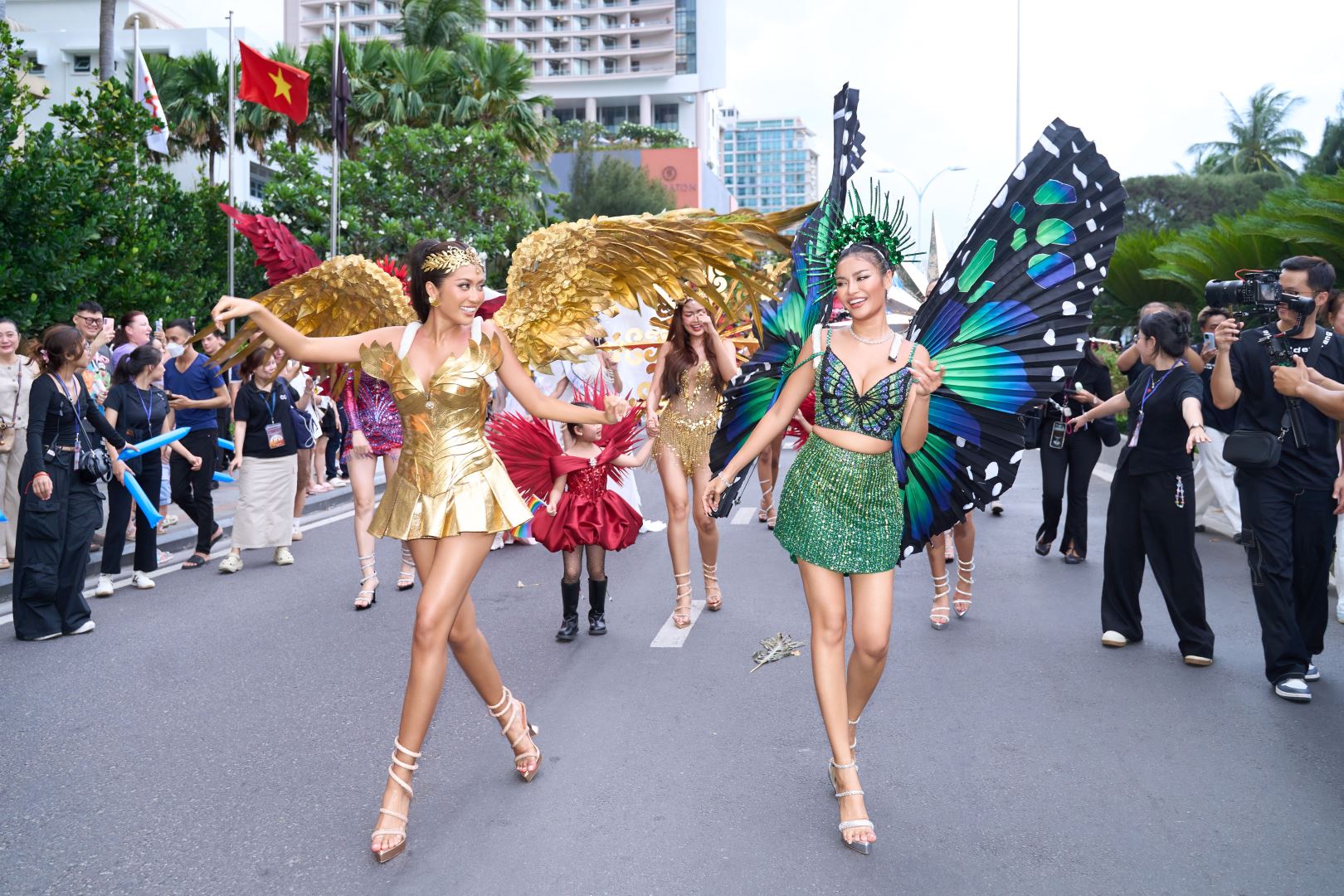 COSMO CARNIVAL SHOW BY NAM A BANK MANG LINH HỒN LỄ HỘI QUỐC TẾ VỀ VIỆT NAM