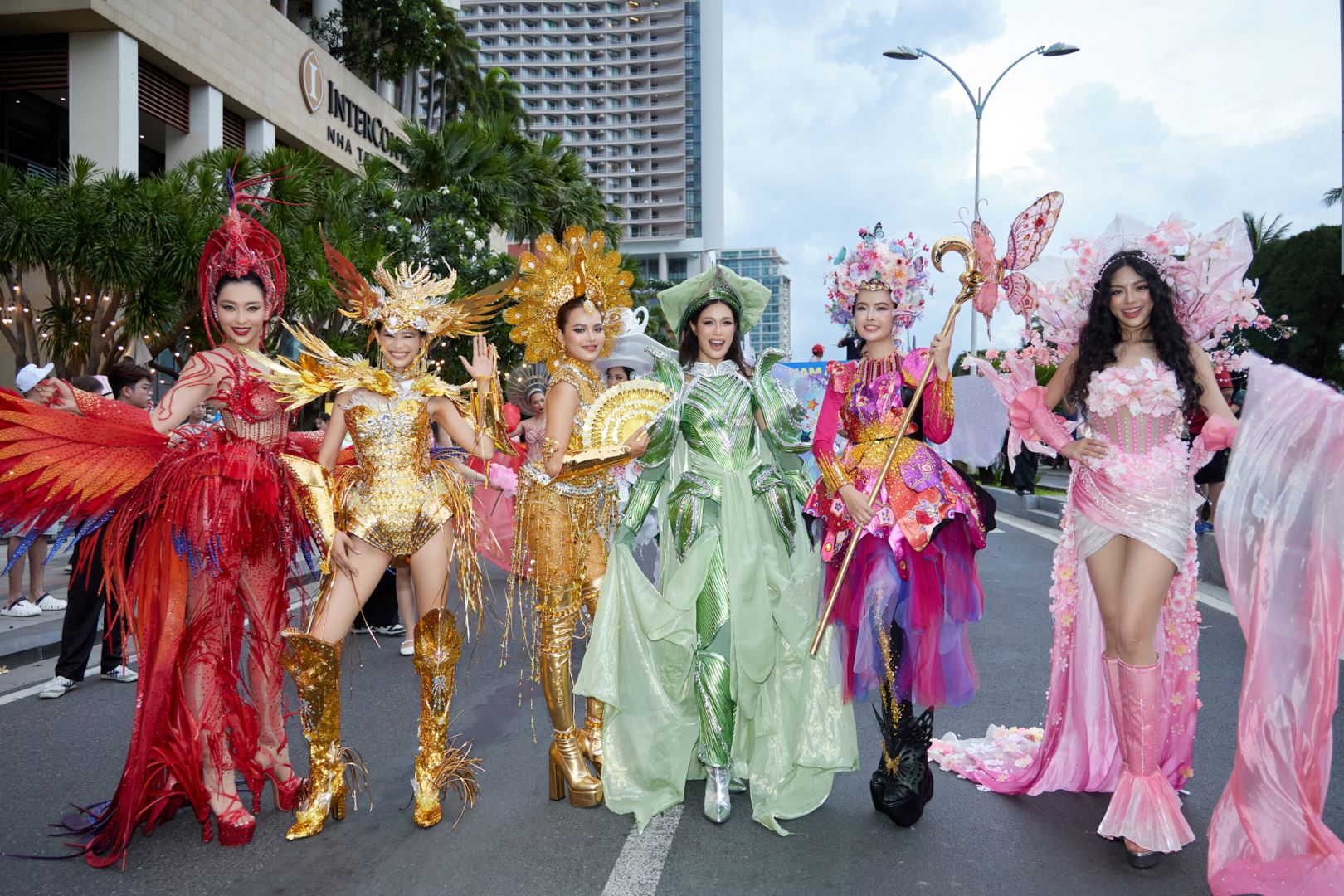 COSMO CARNIVAL SHOW BY NAM A BANK MANG LINH HỒN LỄ HỘI QUỐC TẾ VỀ VIỆT NAM