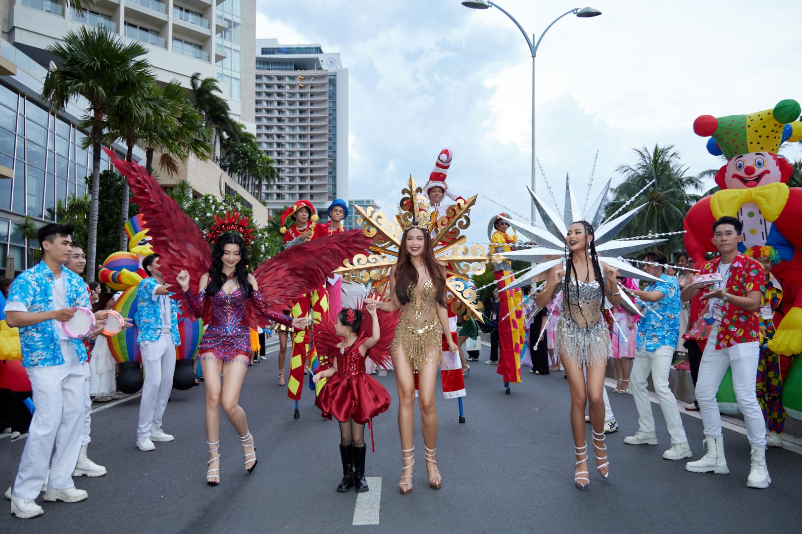 COSMO CARNIVAL SHOW BY NAM A BANK MANG LINH HỒN LỄ HỘI QUỐC TẾ VỀ VIỆT NAM