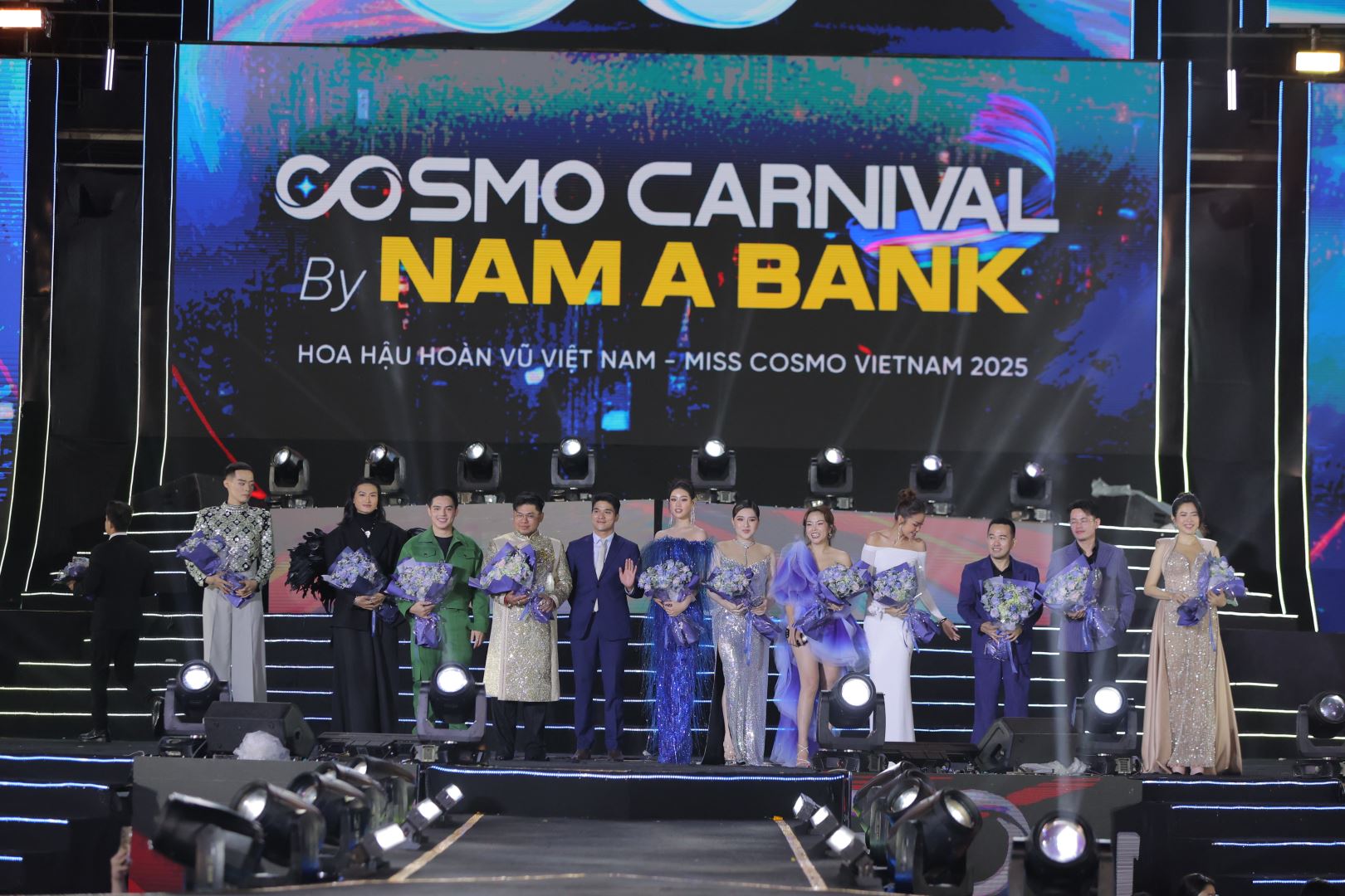 COSMO CARNIVAL SHOW BY NAM A BANK MANG LINH HỒN LỄ HỘI QUỐC TẾ VỀ VIỆT NAM