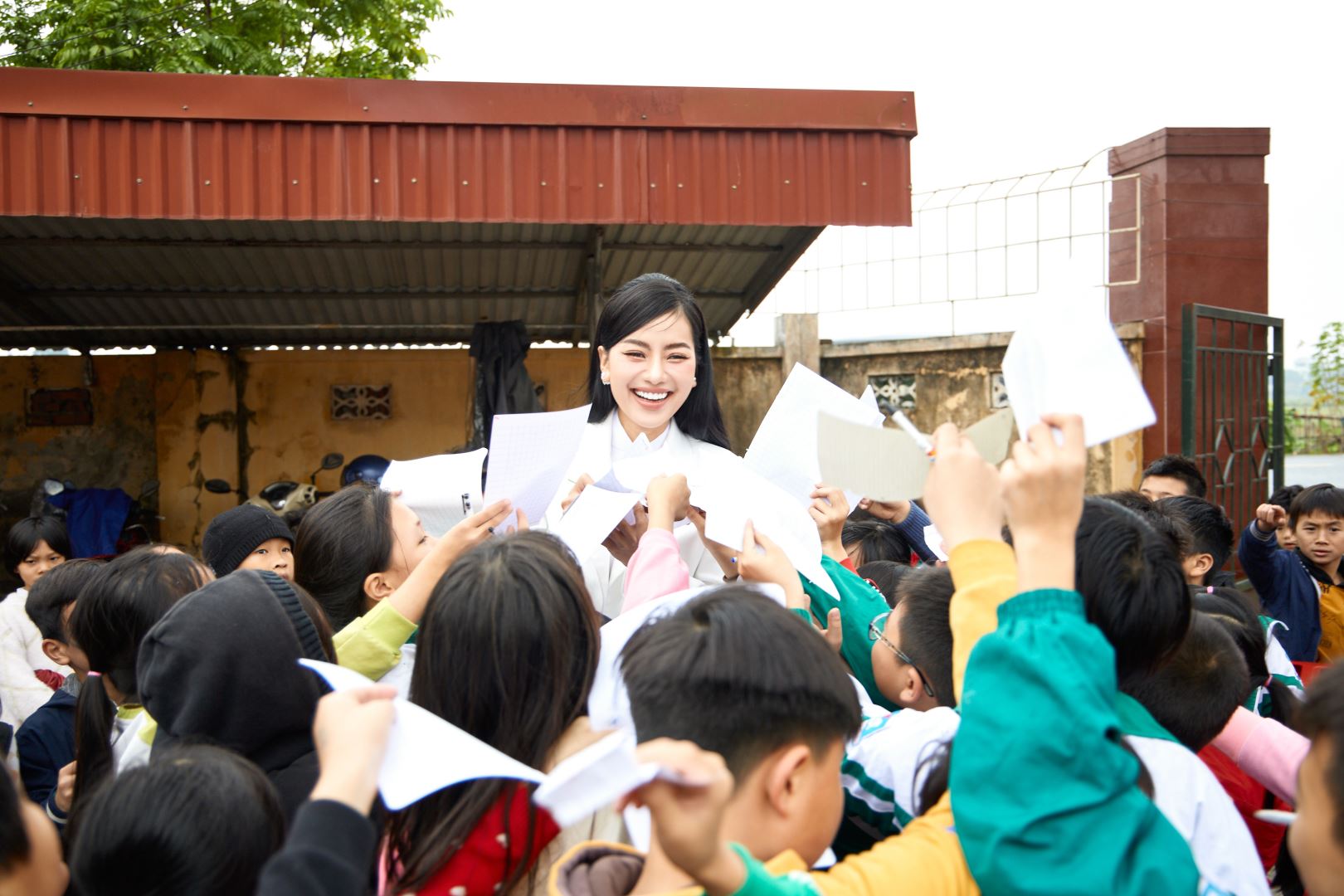 Á HẬU HOÀNG NHUNG HẠNH PHÚC TRỞ VỀ QUÊ HƯƠNG HÀ NỘI TRONG VÒNG TAY YÊU THƯƠNG CỦA GIA ĐÌNH, THẦY CÔ