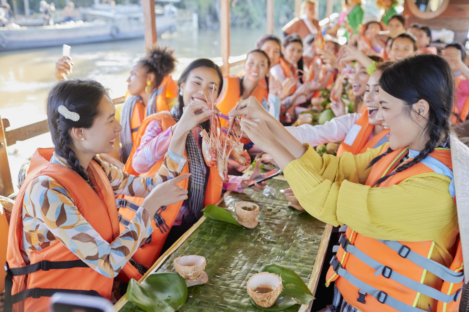 TOP 40 HOA HẬU HOÀN VŨ VIỆT NAM - MISS COSMO VIETNAM 2023 DUYÊN DÁNG TRONG CHIẾC ÁO BÀ BA, LAN TỎA THÔNG ĐIỆP PHÁT TRIỂN DU LỊCH BỀN VỮNG TẠI BẾN TRE