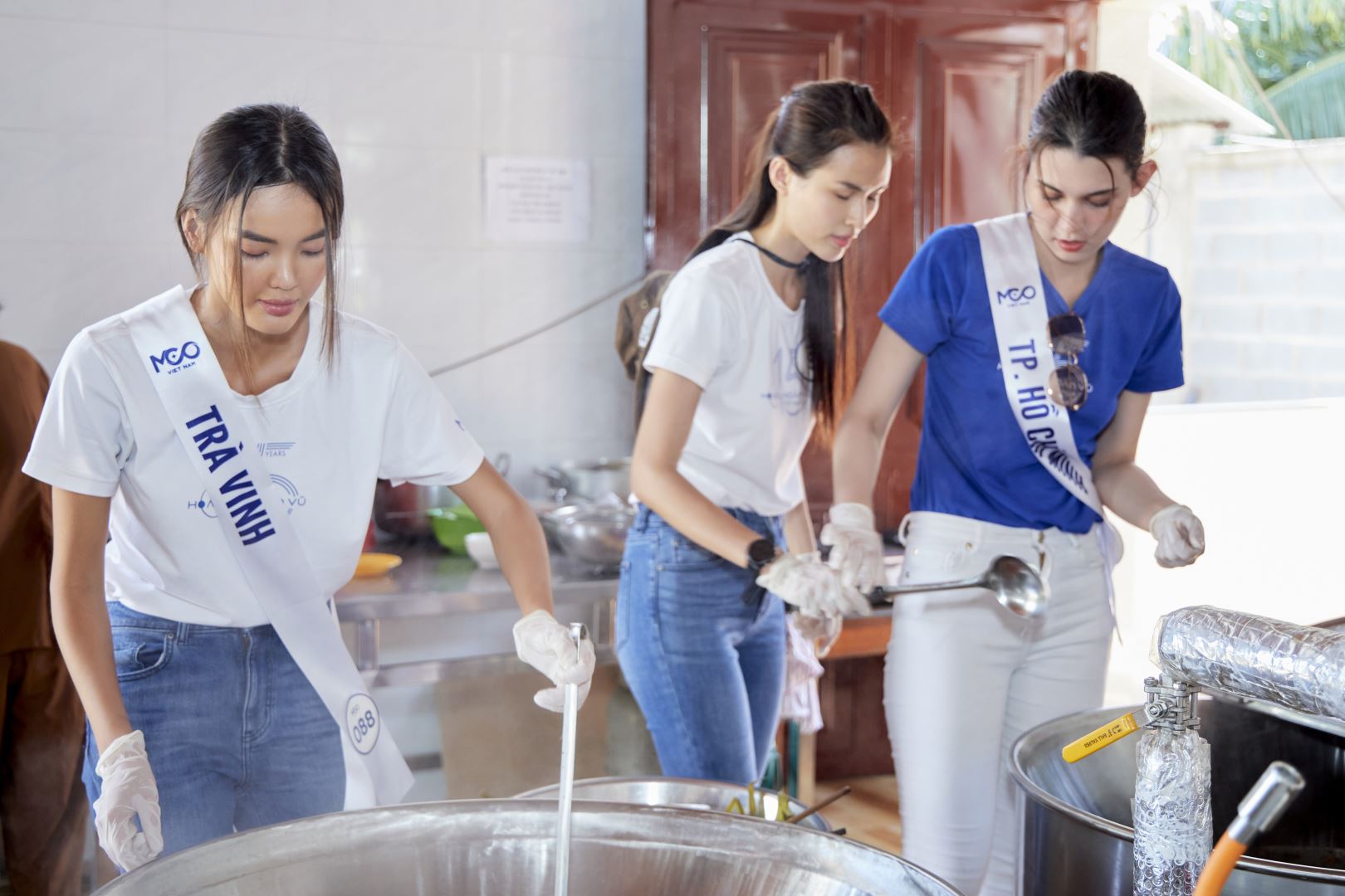 DỰ ÁN CỘNG ĐỒNG “TỦ THUỐC CHO EM” CỦA CÁC THÍ SINH HOA HẬU HOÀN VŨ VIỆT NAM - MISS COSMO VIETNAM 2023 TRAO TỦ THUỐC ĐẦU TIÊN TẠI MÁI ẤM ĐỨC QUANG