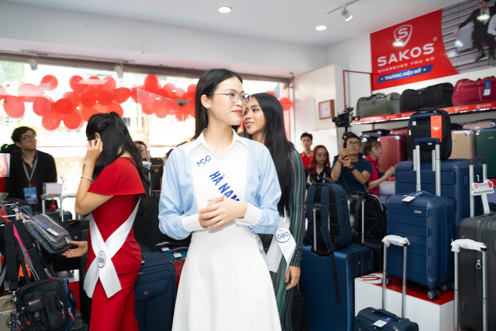 Thí sinh Hoa hậu Hoàn vũ Việt Nam 2023 hào hứng tham quan SAKOS Shop tại TP.HCM
