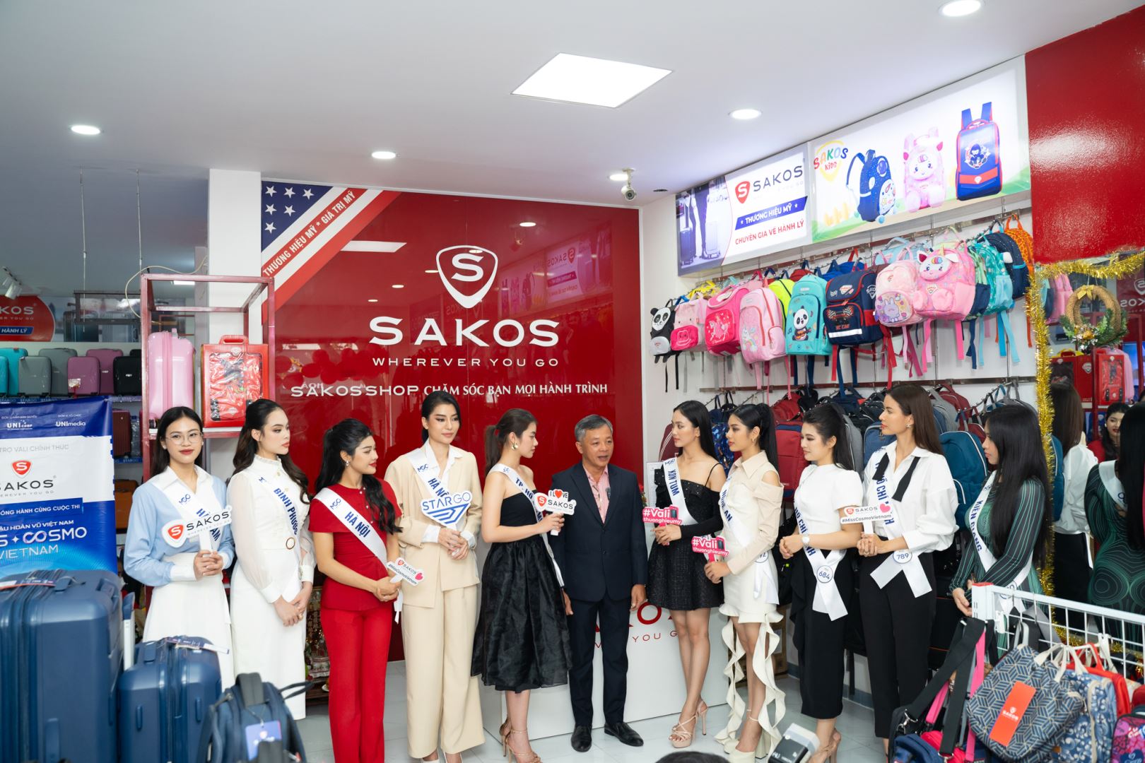 Thí sinh Hoa hậu Hoàn vũ Việt Nam 2023 hào hứng tham quan SAKOS Shop tại TP.HCM