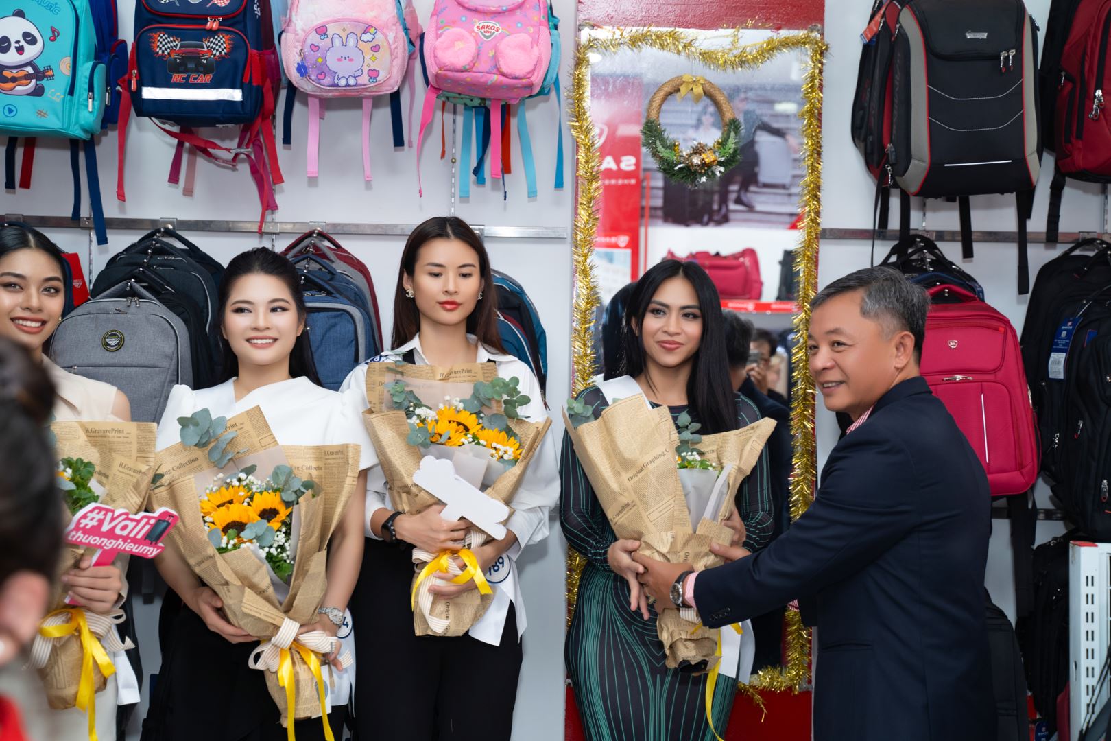 Thí sinh Hoa hậu Hoàn vũ Việt Nam 2023 hào hứng tham quan SAKOS Shop tại TP.HCM