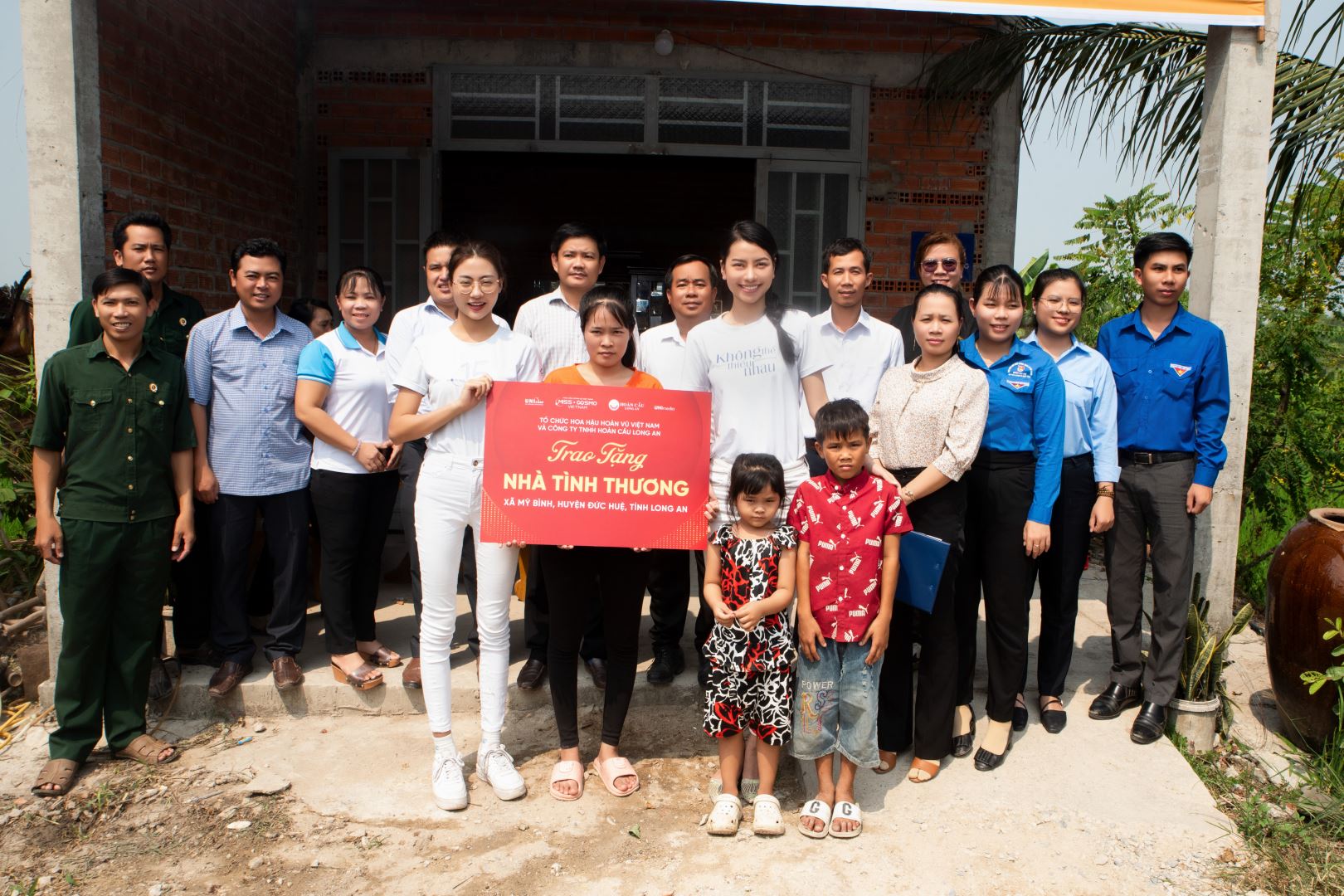 HOA HẬU XUÂN HẠNH, Á HẬU HOÀNG NHUNG TRAO QUÀ TẾT CHO NGƯỜI D N HỘ NGHÈO VÀ NHÀ TÌNH THƯƠNG CHO BÀ CON TỈNH LONG AN