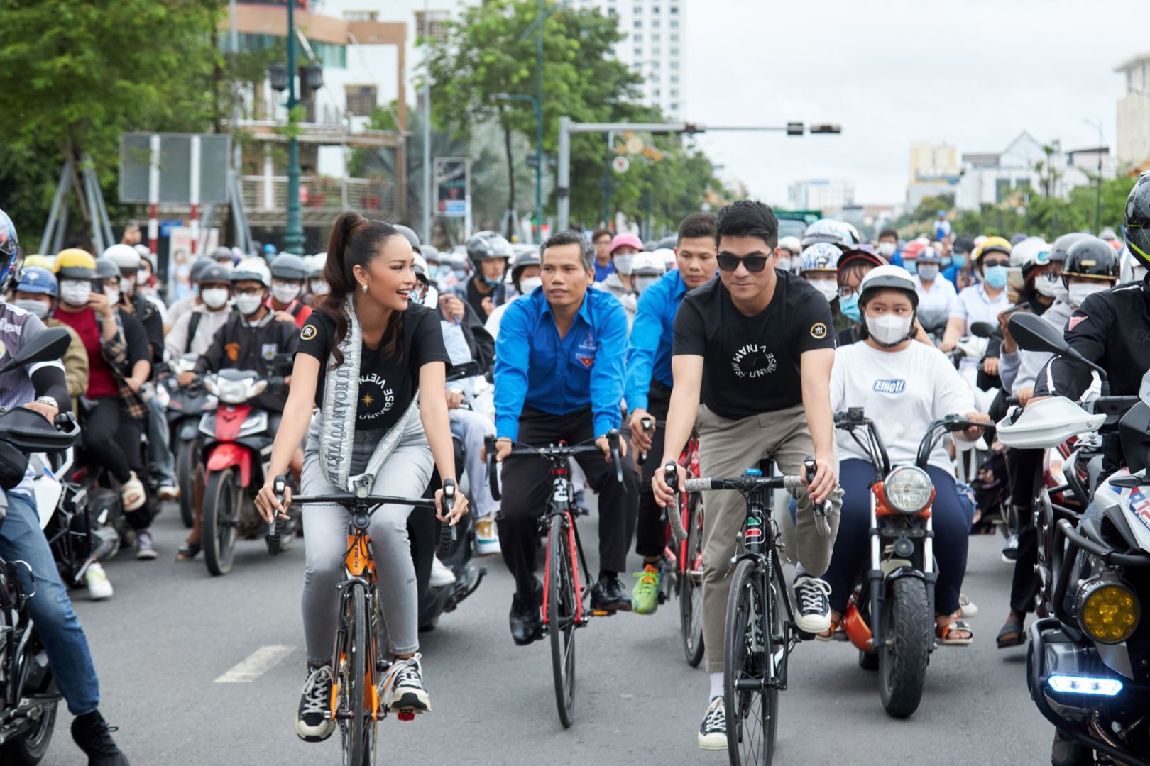 HOA HẬU HOÀN VŨ VIỆT NAM 2022 - NGỌC CHÂU DIỄU HÀNH BẰNG XE ĐẠP TẠI THÀNH PHỐ TÂY NINH, TUYÊN TRUYỀN Ý THỨC BẢO VỆ MÔI TRƯỜNG