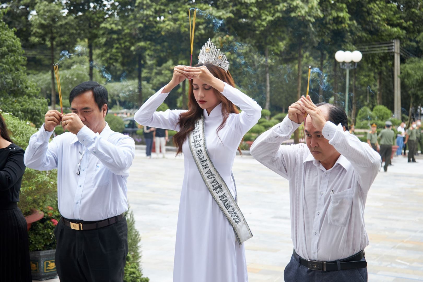 HOA HẬU NGỌC CHÂU DÂNG HƯƠNG TƯỞNG NHỚ CÁC ANH HÙNG LIỆT SĨ TẠI QUÊ HƯƠNG TÂY NINH