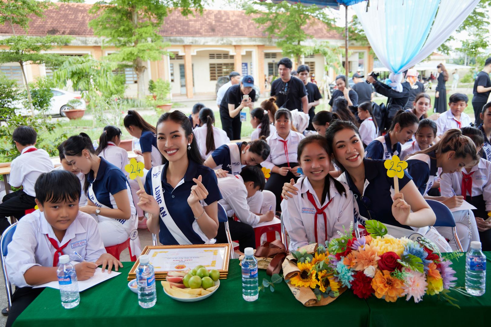 TOP 55 HOA HẬU HOÀN VŨ VIỆT NAM - MISS COSMO VIETNAM CÙNG BAN TỔ CHỨC TRAO TẶNG 45 XE ĐẠP CHO TRẺ EM CÓ HOÀN CẢNH KHÓ KHĂN TRƯỜNG THCS BÌNH HÒA (LONG AN)