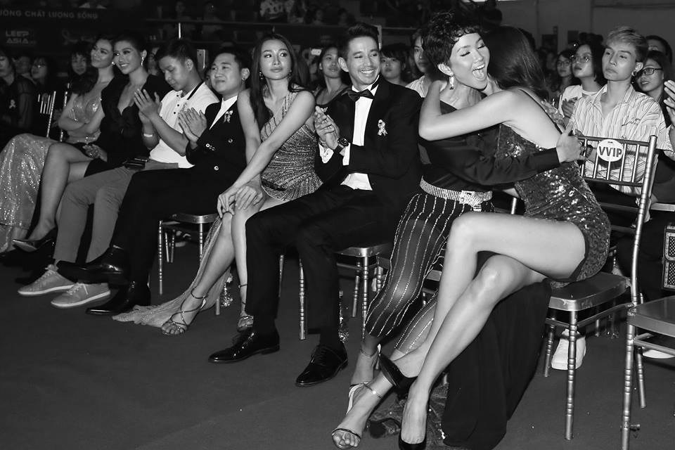 Hoa hậu H'Hen Niê và Á hậu Mâu Thủy thân thiết trong sự kiện trao giải CMG Awards 2018
