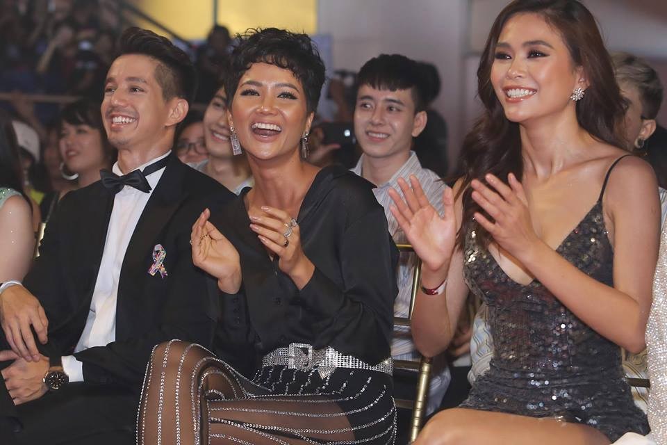 Hoa hậu H'Hen Niê và Á hậu Mâu Thủy thân thiết trong sự kiện trao giải CMG Awards 2018